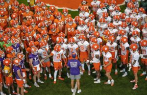 “Eles perderam mal para a Geórgia”: Paul Finebaum duvida da busca de Dabo Swinney por campeonato nacional em 2025 March Madness Logo