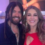 Elizabeth Hurley divide o apelido de Beau Billy Ray Cyrus ao lado de novas fotos