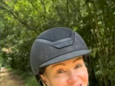 Ellen DeGeneres compartilhou um doce vídeo de Portia de Rossi “vivendo seu sonho” no campo da Inglaterra, depois que eles fugiram dos EUA devido a Trump Ellen DeGeneres e sua esposa Portia de Rossi (foto) fugiram para os EUA mesmo antes do antigo xerife - também conhecido como Donald Trump - voltou para a cidade