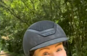 Ellen DeGeneres compartilhou um doce vídeo de Portia de Rossi “vivendo seu sonho” no campo da Inglaterra, depois que eles fugiram dos EUA devido a Trump Ellen DeGeneres e sua esposa Portia de Rossi (foto) fugiram para os EUA mesmo antes do antigo xerife - também conhecido como Donald Trump - voltou para a cidade