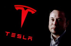A votação do fundo de riqueza da Noruega é o mais recente golpe no pacote salarial de US$ 1 trilhão de Musk Elon Musk next to large red Tesla logo