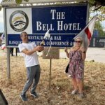 Os manifestantes abrem garrafas de prosecco do lado de fora do Bell Hotel depois que foi anunciado que estaria fechando