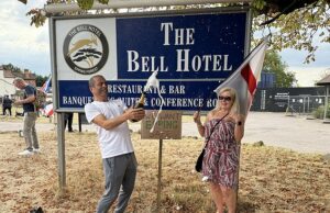 Em Os manifestantes abrem garrafas de prosecco do lado de fora do Bell Hotel depois que foi anunciado que estaria fechando