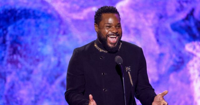 Em homenagem atenciosa após a morte da Warner Malcolm-Jamal, sua mãe diz que "era a hora dele"

