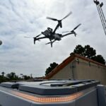 O policial Jeremy Runde indica outras aeronaves em um mapa quando pode pilotar um drone Skydio X10 de longe na terça-feira, 12 de agosto de 2025, do Centro Criminal em tempo real em Huntington Beach. O SUV faz parte da próxima geração da próxima geração como um programa de socorrista (DFR) da cidade da próxima geração. (Foto de Jeff Gritchen, Orange County Register/Scng)