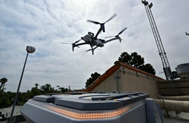 O policial Jeremy Runde indica outras aeronaves em um mapa quando pode pilotar um drone Skydio X10 de longe na terça-feira, 12 de agosto de 2025, do Centro Criminal em tempo real em Huntington Beach. O SUV faz parte da próxima geração da próxima geração como um programa de socorrista (DFR) da cidade da próxima geração. (Foto de Jeff Gritchen, Orange County Register/Scng)