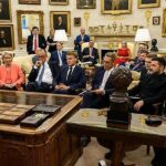 Uma nova imagem mostrando líderes europeus pendurados em todas as palavras de Donald Trump enquanto sentou ao redor da mesa resoluta foi criticada como uma demonstração de poder