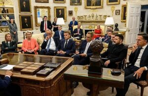 Em uma foto notável da Casa Branca, Zelensky e Macron estão sentados em torno da mesa resoluta de Trump com Meloni, Merz, Meloni e Zelensky. Uma nova imagem mostrando líderes europeus pendurados em todas as palavras de Donald Trump enquanto sentou ao redor da mesa resoluta foi criticada como uma demonstração de poder