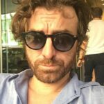 Emily, no diretor assistente de Paris, Diego Borella (foto), morreu durante as filmagens do Hit Netflix Show em Veneza