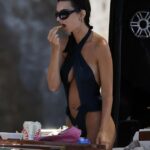 Emily Ratajkowski mostrou sua figura de supermodelo em um maiô quando estava pendurando a praia em Positano, Itália nesta semana