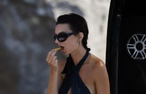 Emily Ratajkowski lança em biquíni muito atrevido quando ela come com batatas fritas e cerveja em viagem de barco Emily Ratajkowski mostrou sua figura de supermodelo em um maiô quando estava pendurando a praia em Positano, Itália nesta semana