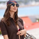 Emily Ratajkowski nos convenceu a comprar esses acessórios de cabelo versáteis, a partir de US $ 8