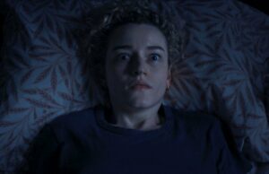 End Twisty End, explicou: O que aconteceu com as crianças desaparecidas? Um homem e uma mulher estão em um carro à noite.