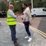 Um homem foi filmado hoje confrontando os trabalhadores removendo as bandeiras em Tower Hamlets, perguntando a um funcionário: 'Quem é seu chefe que pediu para você fazer isso?'