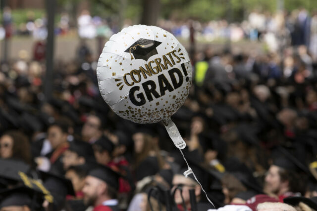 Enquete: quase quatro em dez graduados da Gen Z College estão desistindo de usar seus diplomas




