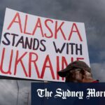 Karin e Jessica Johnson realizam acidente de cavalos escuros no centro de Anchorage, onde o Pride exibe seu apoio à Ucrânia.