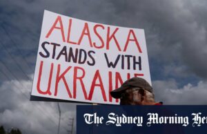 Entre na cidade remota onde o Trump jogará com seu jogo de xadrez com Putin Karin e Jessica Johnson realizam acidente de cavalos escuros no centro de Anchorage, onde o Pride exibe seu apoio à Ucrânia.