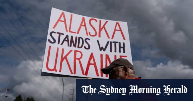Karin e Jessica Johnson realizam acidente de cavalos escuros no centro de Anchorage, onde o Pride exibe seu apoio à Ucrânia.