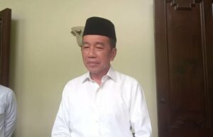 Enviando fitas negras, Jokowi está de luto pela morte de Affan Kurniawan Enviando fitas negras, Jokowi está de luto pela morte de Affan Kurniawan