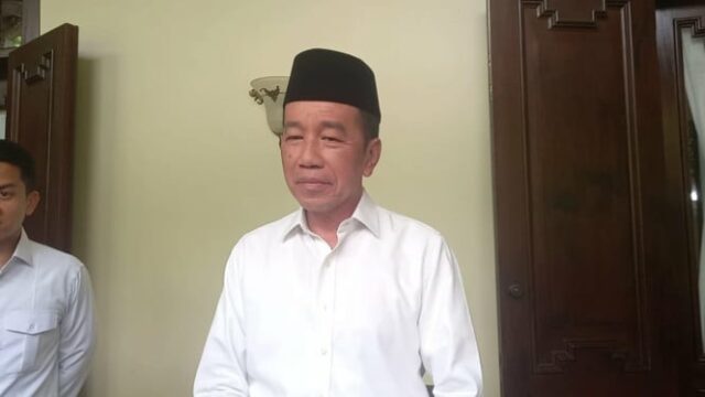 Enviando fitas negras, Jokowi está de luto pela morte de Affan Kurniawan 

