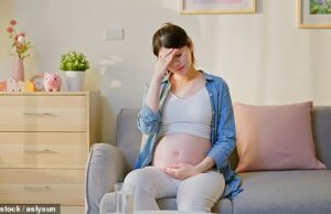 Era câncer de cólon de que eu estava sofrendo. Uma mulher na China foi diagnosticada com câncer de cólon em estágio quatro apenas um mês após o parto (imagem de estoque)