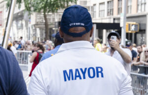 Eric Adams reage ao relatório que o consultor deu dinheiro ao jornalista Eric Adams reage ao relatório que o consultor deu dinheiro ao jornalista