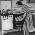 Depois que a Segunda Guerra Mundial foi declarada em setembro de 1939, o governo britânico teve que reduzir a quantidade de alimentos que ele enviou de outros países. Foto: uma mulher assando pão na década de 1940