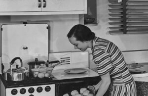 Especialista Depois que a Segunda Guerra Mundial foi declarada em setembro de 1939, o governo britânico teve que reduzir a quantidade de alimentos que ele enviou de outros países. Foto: uma mulher assando pão na década de 1940