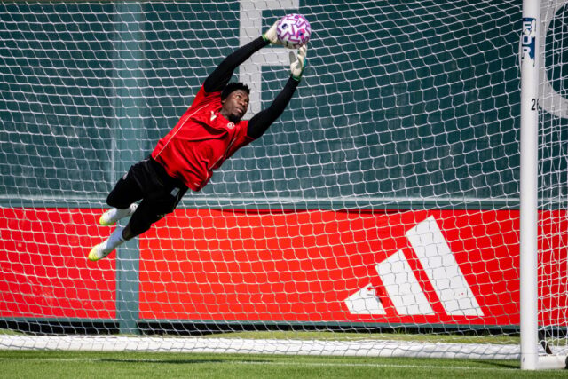 Matthijs de Ligt, Joshua Zirkzee, Benjamin Sesko por Manchester United em ação durante o treino da primeira equipe
