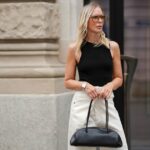 Esses 16 tops e blusas diários o manterão fresco até o início do outono
