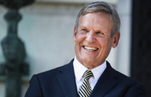 Esses estados vermelhos foram retirados de um programa para oferecer às famílias Assistência à mercearia de verão Arquivo - O governador de Indiana, Mike Braun, é acompanhado pelo secretário de Saúde e Serviços Humanos dos EUA, Robert F. Kennedy, Jr, à direita, e pelo Centro de Medicare e Administrador de Serviços Medicaid, Dr. Mehmet Oz durante uma entrevista coletiva em Indianapolis, 15 de abril de 2025. (AP Photo/Michael Conroy, arquivo)