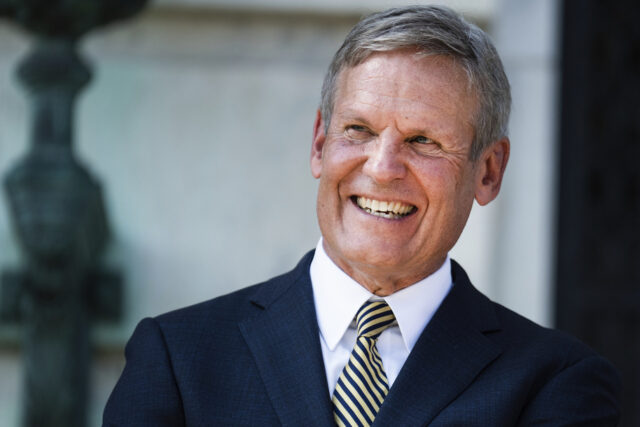 Arquivo - O governador de Indiana, Mike Braun, é acompanhado pelo secretário de Saúde e Serviços Humanos dos EUA, Robert F. Kennedy, Jr, à direita, e pelo Centro de Medicare e Administrador de Serviços Medicaid, Dr. Mehmet Oz durante uma entrevista coletiva em Indianapolis, 15 de abril de 2025. (AP Photo/Michael Conroy, arquivo)
