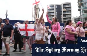 Está com raiva na Inglaterra – e exige que você seja ouvido Duas mulheres detêm o padrão de St. George fora do hotel britânico para protestar Canary Wharf.
