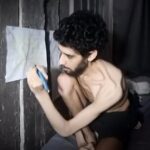 Israel Refém Evyatar David em filmes em vídeo mostrando seu cativeiro no estado do Hamas