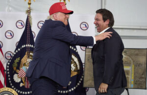 Estados vermelhos estão dançando para copiar os piores movimentos de Trump O governador da Flórida, Ron DeSantis, as leis em segunda -feira, 15 de maio de 2023, proibindo o financiamento do estado para programas de diferença, equidade e inclusão em Sarasota, na Flórida (Douglas Clifford Clifford, Flaus.