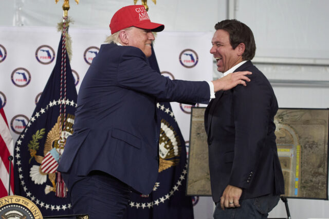 O governador da Flórida, Ron DeSantis, as leis em segunda -feira, 15 de maio de 2023, proibindo o financiamento do estado para programas de diferença, equidade e inclusão em Sarasota, na Flórida (Douglas Clifford Clifford, Flaus.