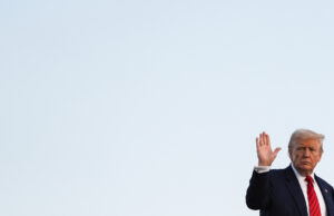 Estátuas de traidores racistas receberam os americanos de Trump Washington, 600 - 20 de junho: Vista de uma estátua de confederação de Albert Pike, desbotada e derrubada, desviado durante a noite por manifestantes fora da praça judiciária da Square One por 600 sede da polícia. 20 de junho de 2020 em Washington, 600 Crédito: MPI34 / MediaPunch / IPX