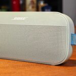 Blue Bose Soundlink Flex (2ª geração) alto -falante em um fundo branco