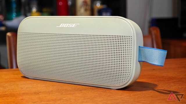Blue Bose Soundlink Flex (2ª geração) alto -falante em um fundo branco