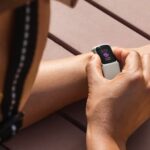 Fitbit Charge 6 em preto com tela Leia 12:58