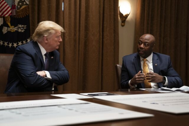 Este senador do Partido Republicano acha que Deus escolhe Trump para o presidente, sim, realmente

