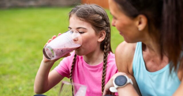 Este shake premiado é o melhor hack da mãe para a nutrição infantil e mantê-las calmas



