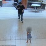 O homem é visto aqui se aproximando da garota de três anos depois que ela caminhou de um playground interno