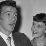 Singer Coronel Joye com Narelle Holden-Smith em Sydney em 23 de fevereiro de 1959. SMH News Pictures na síndrome de Bob Rice Acethi