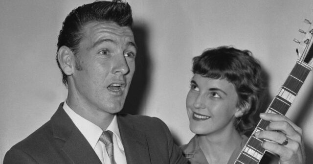 Singer Coronel Joye com Narelle Holden-Smith em Sydney em 23 de fevereiro de 1959. SMH News Pictures na síndrome de Bob Rice Acethi
