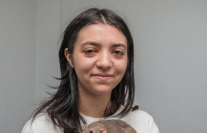 Eu ganhei 2.000 libras no inverno com a venda de pinturas feitas por meus ratos de estimação Ella Woodland, 18, de Droitwich Spa, Worcestershire, ficou curiosa para ver se seus oito roedores tinham alguma qualidade artística