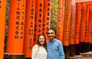 Eu gostaria que você estivesse aqui: duas maravilhosas semanas no Japão sobre dieta vegetariana Os moradores de Fremont Mona Shah e Joe Samagond fizeram uma boa viagem a Kyoto, Japão, para visitar Fushimi Inari Taisha (foto com a gentil permissão de Joe Samagond).