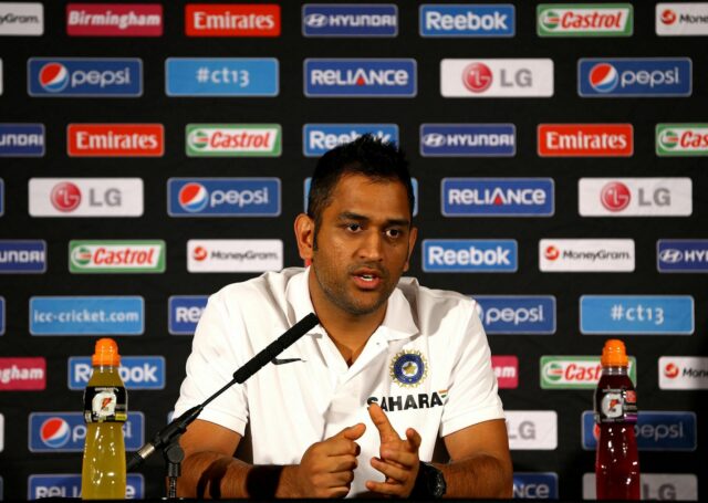 "Eu me sinto parcial" - a sra. Dhoni liga para a Inglaterra durante o problema do críquete


