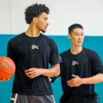 O jogador de basquete de Stanford, Ryan Agarwal, à direita, dribla a bola durante ...