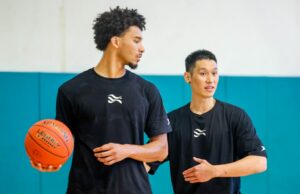 “Eu tenho a sensação de que é meu dever”: como o ex -Jeremy Lin, de Palo Alto, lidera a próxima onda de jogadores asiáticos de basquete americano O jogador de basquete de Stanford, Ryan Agarwal, à direita, dribla a bola durante ...
